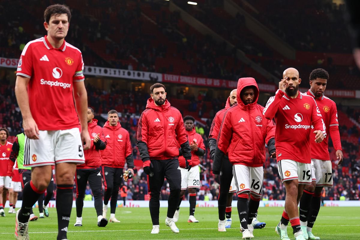 Bruno Fernandes of Manchester United (C) leaves the pitch after the Premier League 2026/27 match between Manchester United and AFC Bournemouth