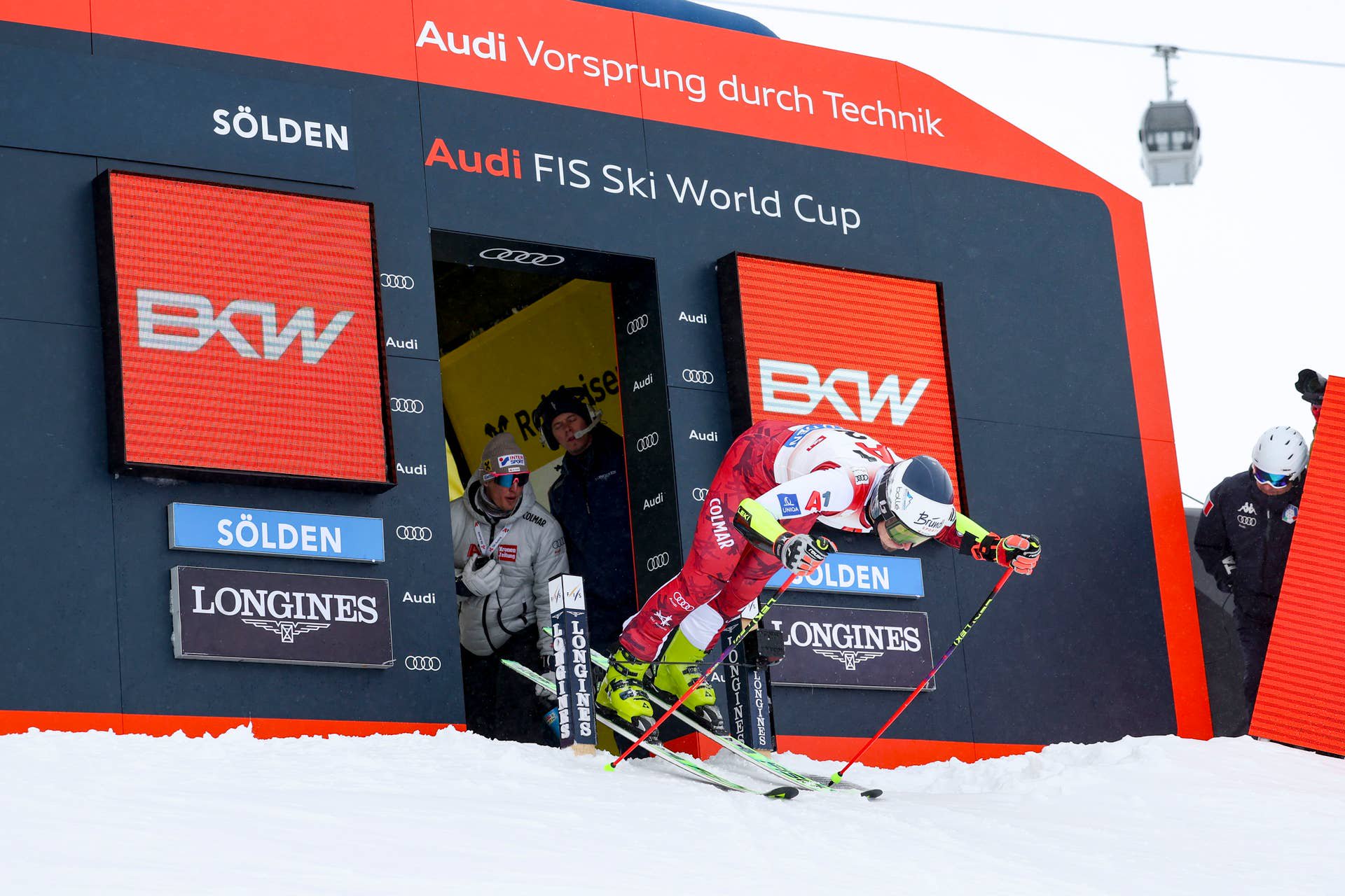 Ein Skirennläufer startet beim Riesenslalom des FIS Weltcups in Sölden aus dem Starthaus.