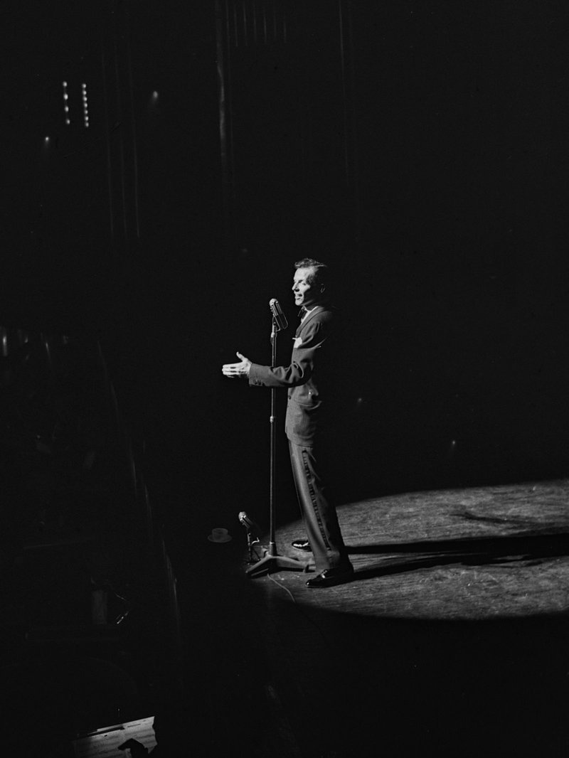 Frank Sinatra chante sur la scène du London Palladium le 4 juillet 1950