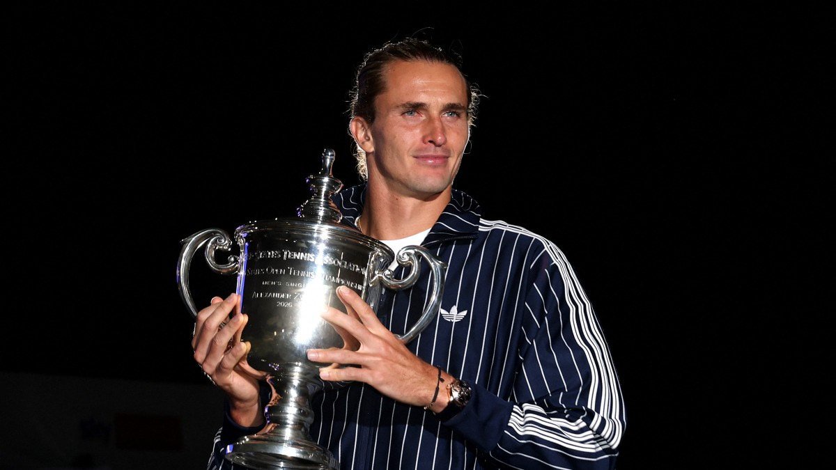 NEW YORK, NEW YORK - SEPTEMBER 13: Alexander Zverev of Germany with the trophy after defeating Ben Shelton of the United States in their Men's Singles Final match on Day Fifteen of the 2026 US Open at USTA Billie Jean King National Tennis Center on September 13, 2026 in the Flushing neighborhood of the Queens borough of New York City.   Julian Finney/Getty Images/AFP (Photo by JULIAN FINNEY / GETTY IMAGES NORTH AMERICA / Getty Images via AFP)