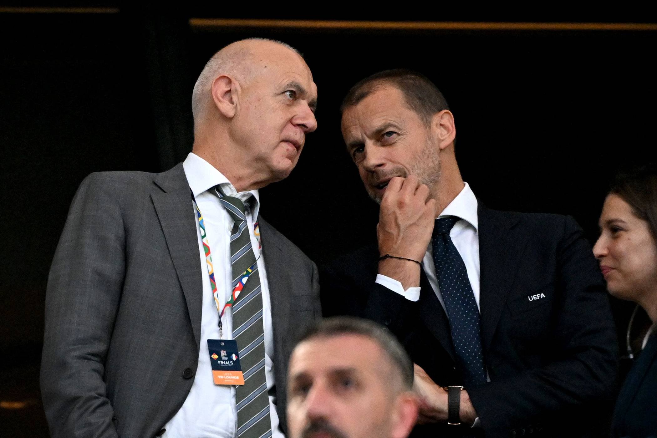  DFB-Präsident Bernd Neuendorf (l) und UEFA-Präsident Aleksander Ceferin unterhalten sich auf der Tribüne. 