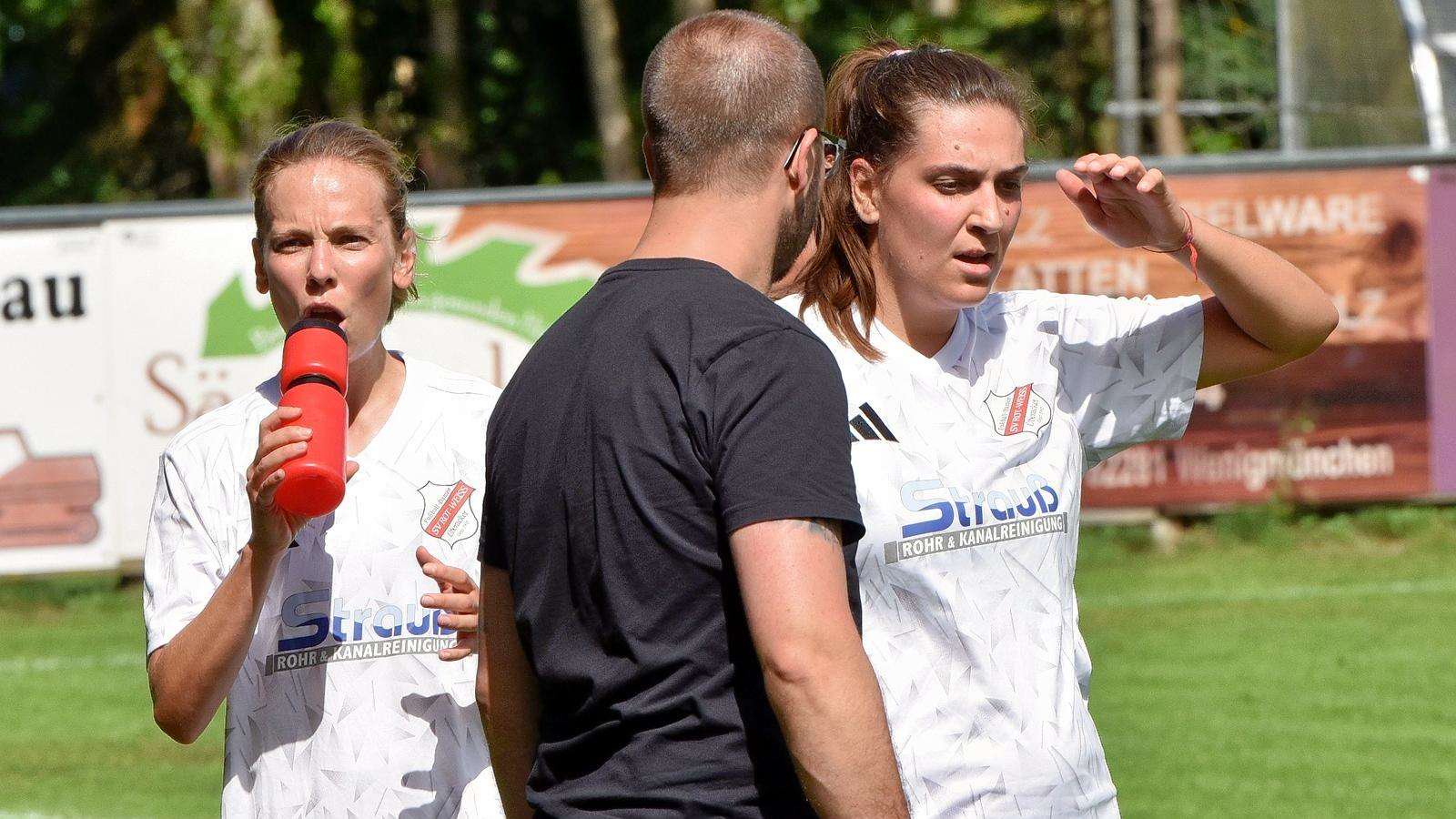 Trainer Tim Erdt mit den Fußballerinnen von RW Überacker.