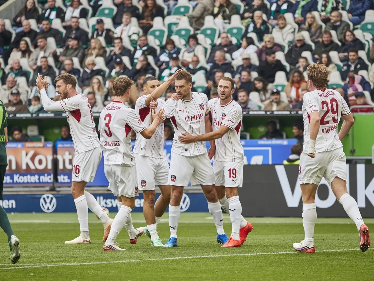Nach dem 1:1 des 1. FC Heidenheim beim VfL Wolfsburg: Torschütze Patrick Mainka (Dritter von rechts), rechts neben ihm ist Jonas Föhrenbach zu sehen. 