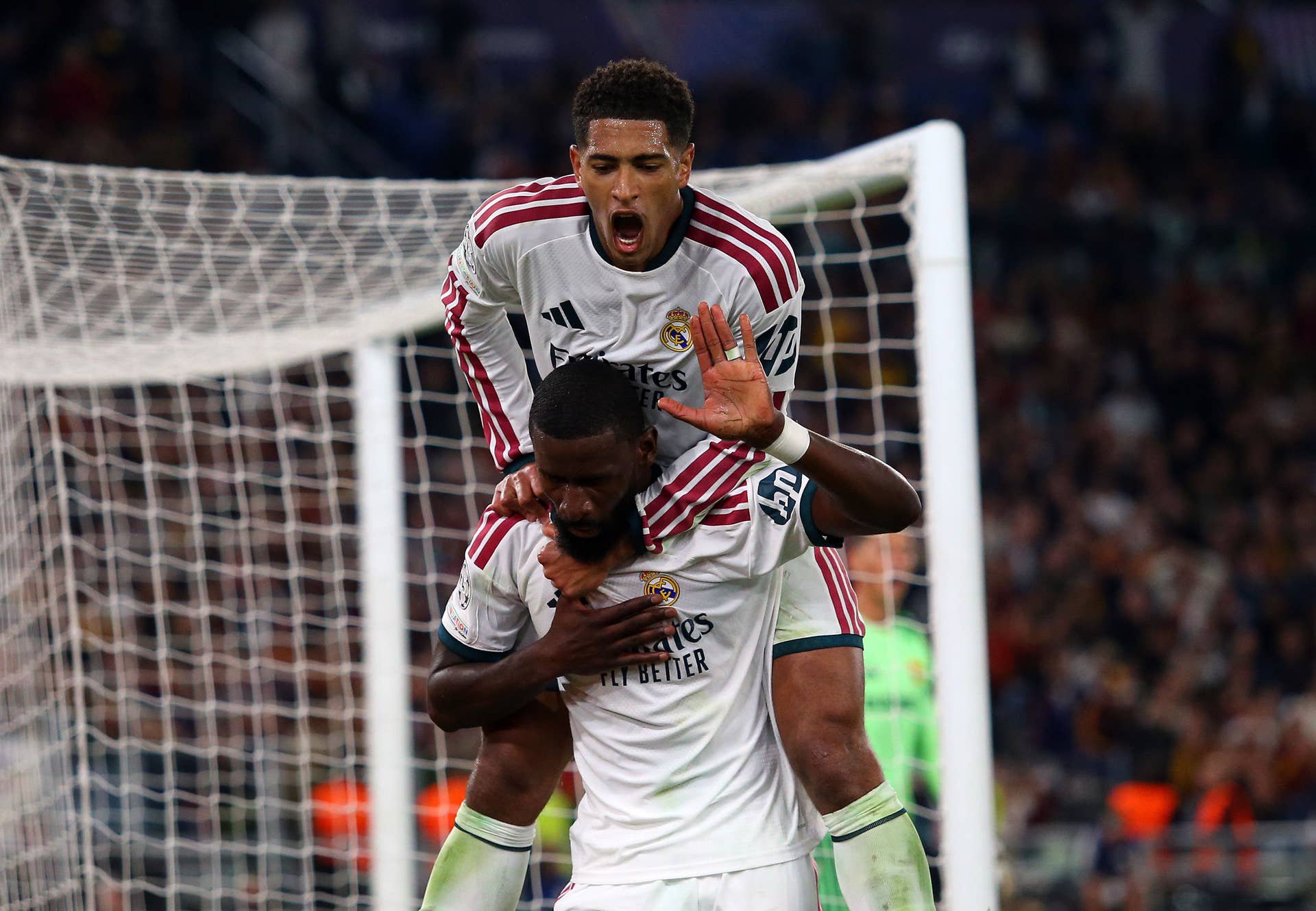 Antonio Rüdiger und Jude Bellingham jubeln beim Tor im Trikot von Real Madrid im Stadion.