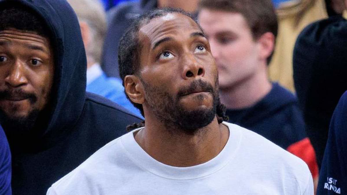 March 16, 2026, Inglewood, California, USA: Kawhi Leonard 2 of the Los Angeles Clippers watches at a 2026 NBA, Basketball Herren, USA regular season game against the San Antonio Spurs on Monday March 16, 2026 at Intuit Dome Arena in Inglewood, California. JAVIER ROJAS/PI Inglewood USA – ZUMAp124 20260316_zaa_p124_115 Copyright: xJavierxRojasx ©Credits Imago