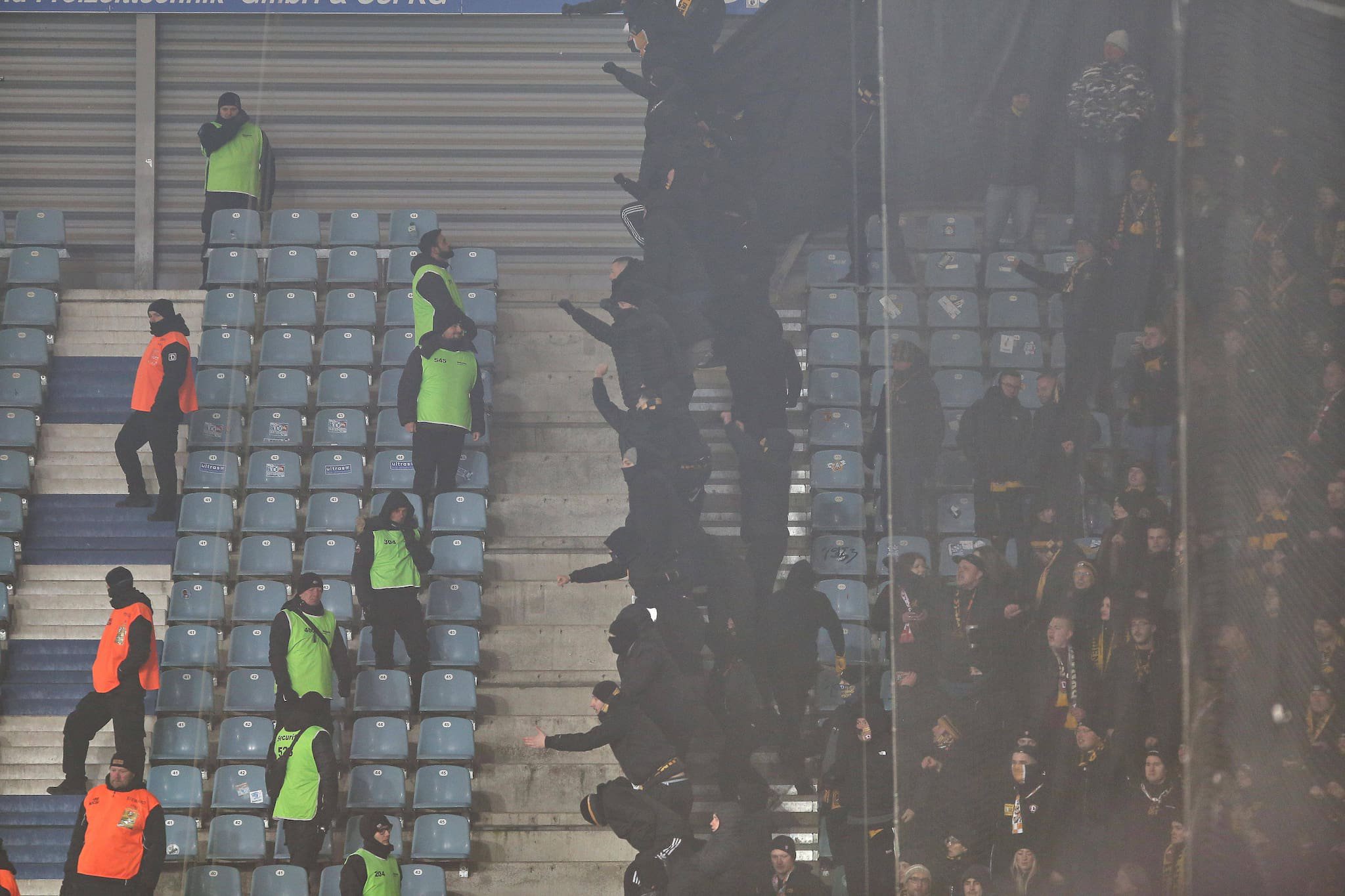 Heftige Ausschreitungen: In Magdeburg kam es im Januar bei der Partie gegen Dynamo Dresden zu Krawallen, bei denen rund 70 Polizisten verletzt wurden. Quelle: IMAGO/dts Nachrichtenagentur