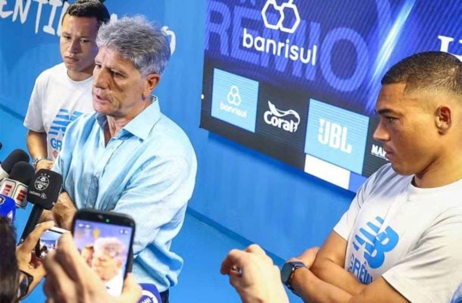 Apesar de declarações, jogadores disseram estar fechado com Renato –