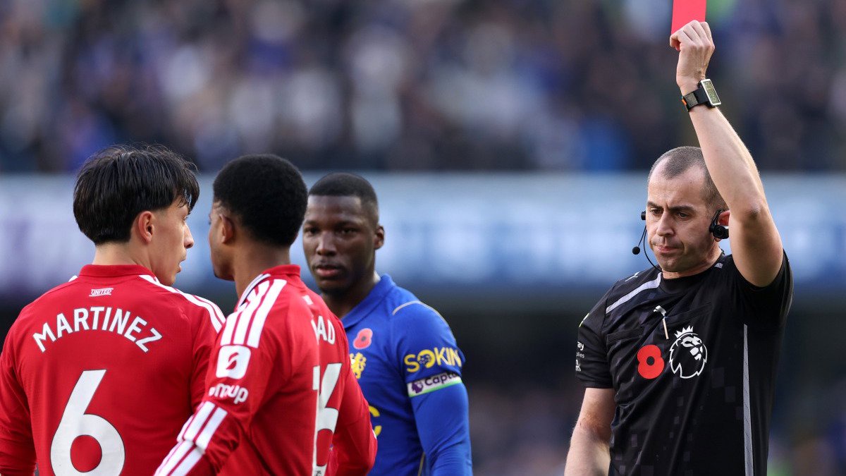 Picture of Lisandro Martinez red card