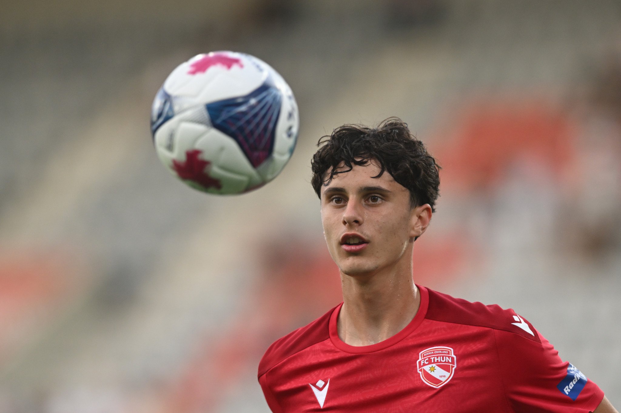Adam Ilic vom FC Thun beobachtet den Ball beim Aufwärmen vor dem UEFA Europa League Play-Off gegen Lech Poznan.