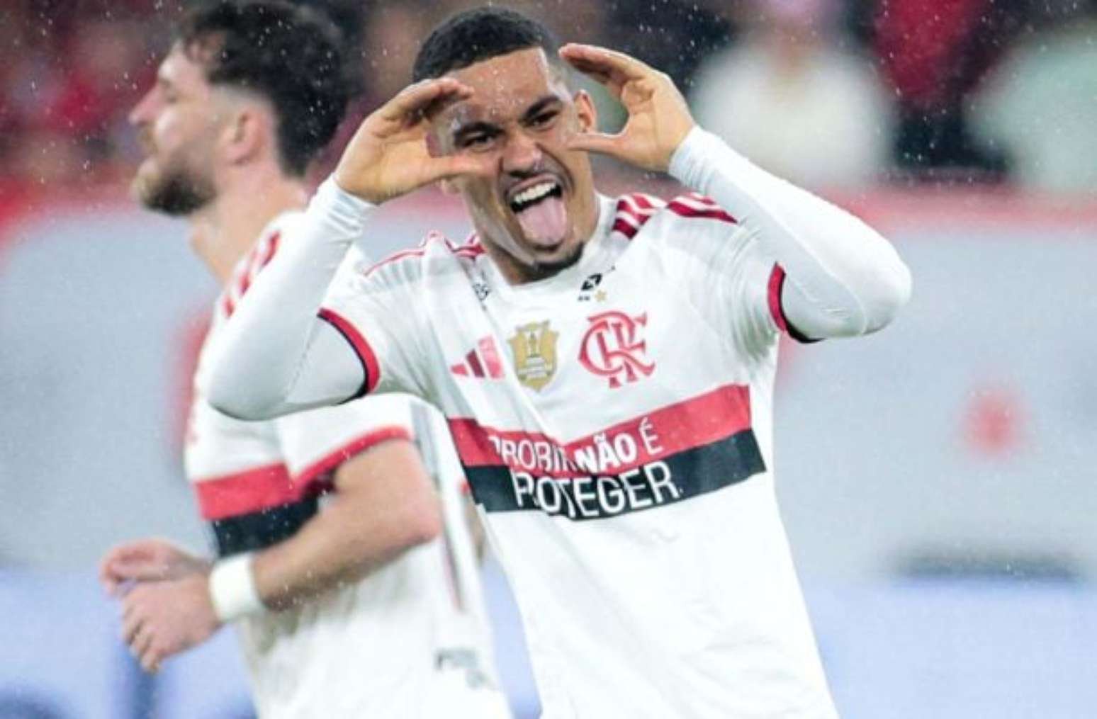 Samuel Lino mostra sua eficácia e celebra com a torcida do Flamengo  um de seus dois gols sobre o Vasco.