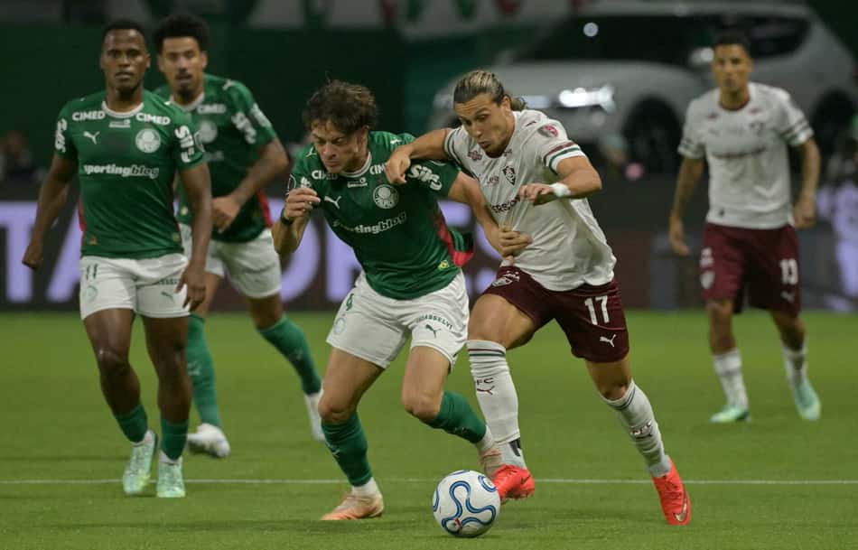 Canobbio em dividida com Giay do Palmeiras 