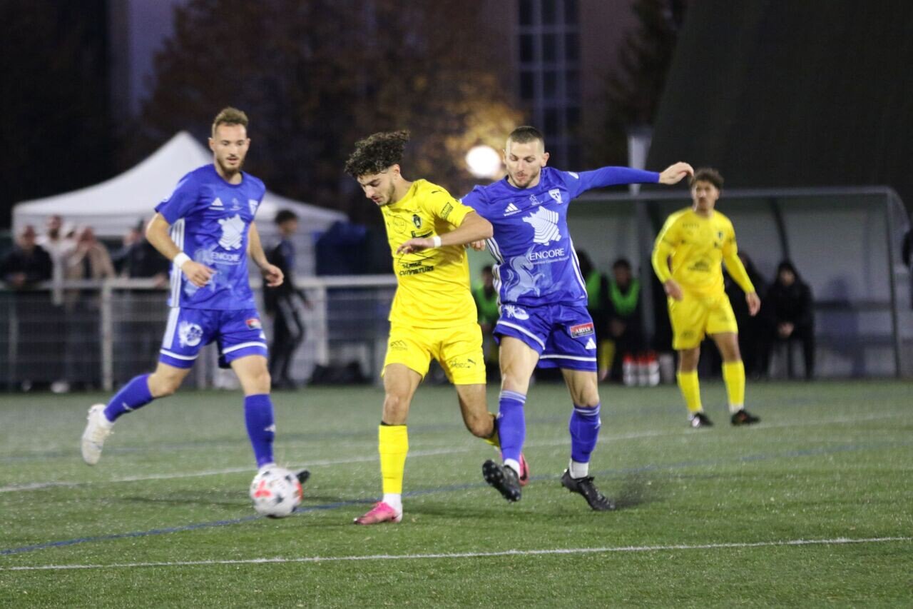 Sofiane Naïli serré de près.