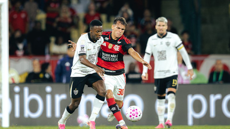 Flamengo vence o Atlético no Maracanã com gol no último minuto