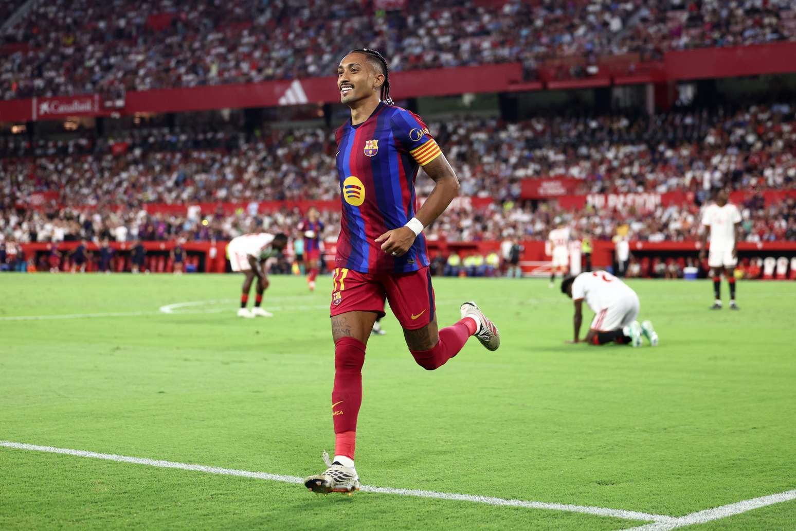 Raphinha comemora um dols gols marcados contra o Sevilla, pela sétima rodada de La Liga, na temporada 2026/27 - 
