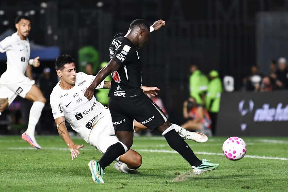 Brasileirão em São Januário: Vasco da Gama x Corinthians, carrinho próximo à bola rosa.