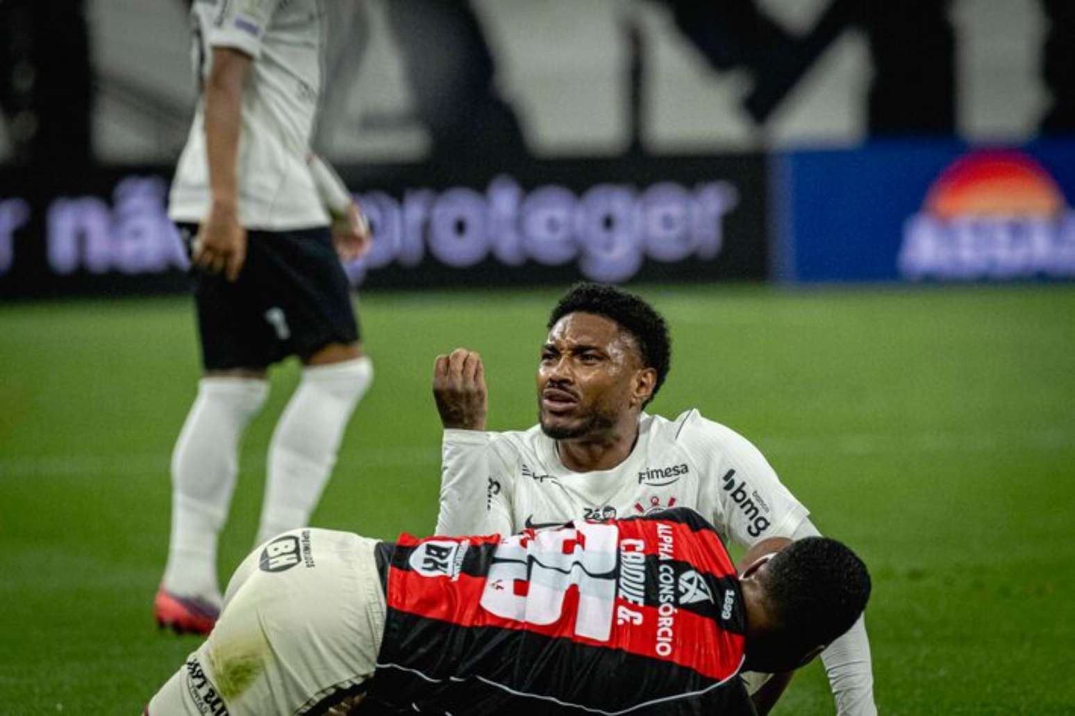 Corinthians empatou com o Vitória em jogo pelo Brasileirão e continua ameaçado pelo Z-4.