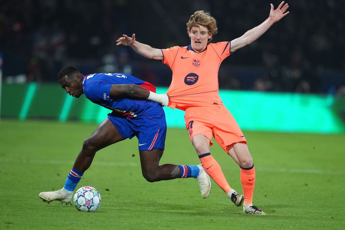 Anthony Gordon of Barcelona battles with Willian Pacho of PSG
