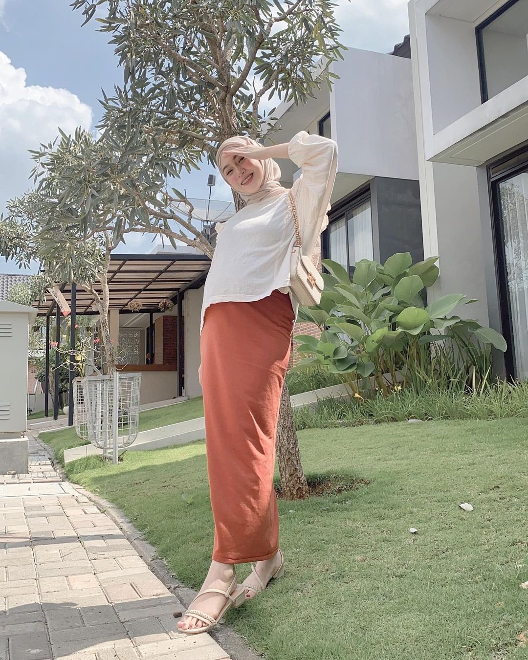 8 OOTD Rok Span Hijab yang Simpel tapi Fashionable 