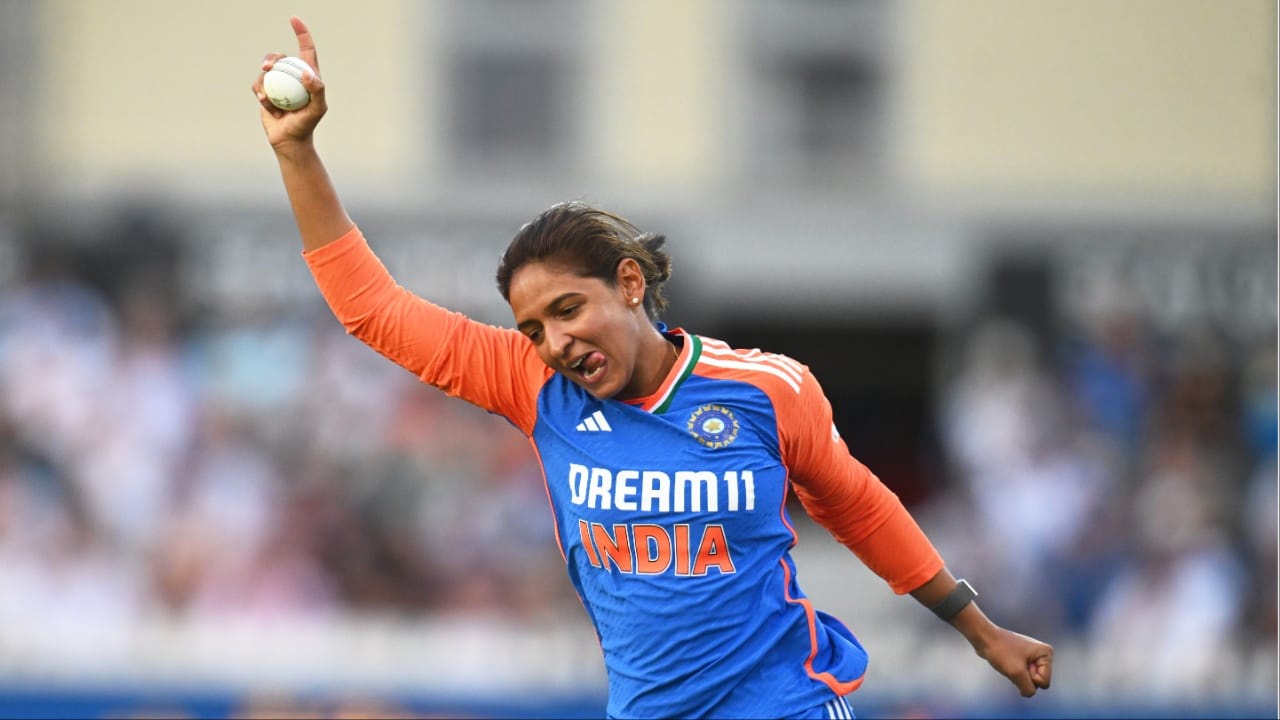 महिला T20 वर्ल्ड कप 2026 में उतरने से पहले हरमनप्रीत कौर ने सबसे ज्यादा इंटरनेशनल मुकाबले खेलने का रिकॉर्ड अपने नाम कर लिया है. इस मामले में उन्होंने न्यूजीलैंड की सूजी बेट्स को पीछे छोड़ा है, जिन्होंने इस साल अप्रैल में महिला T20 वर्ल्ड कप 2026 के बाद इंटरनेशनल क्रिकेट से अपने रिटायरमेंट की घोषणा कर दी है. (Photo: Getty)