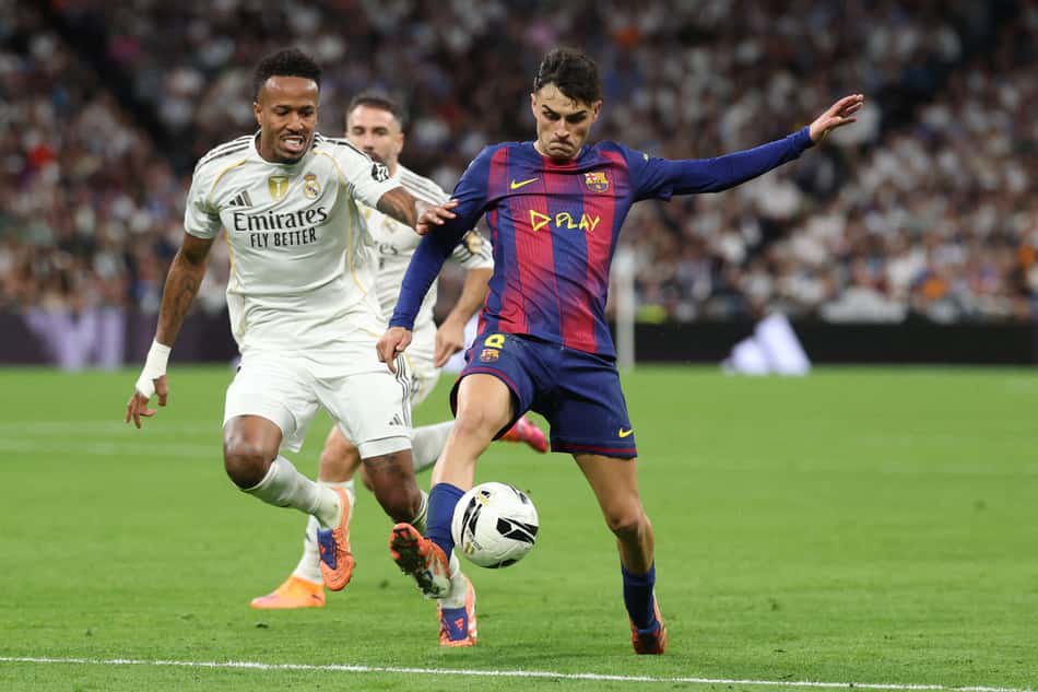 Pedri em ação no El Clásico (Foto: Oscar del Pozo/AFP)