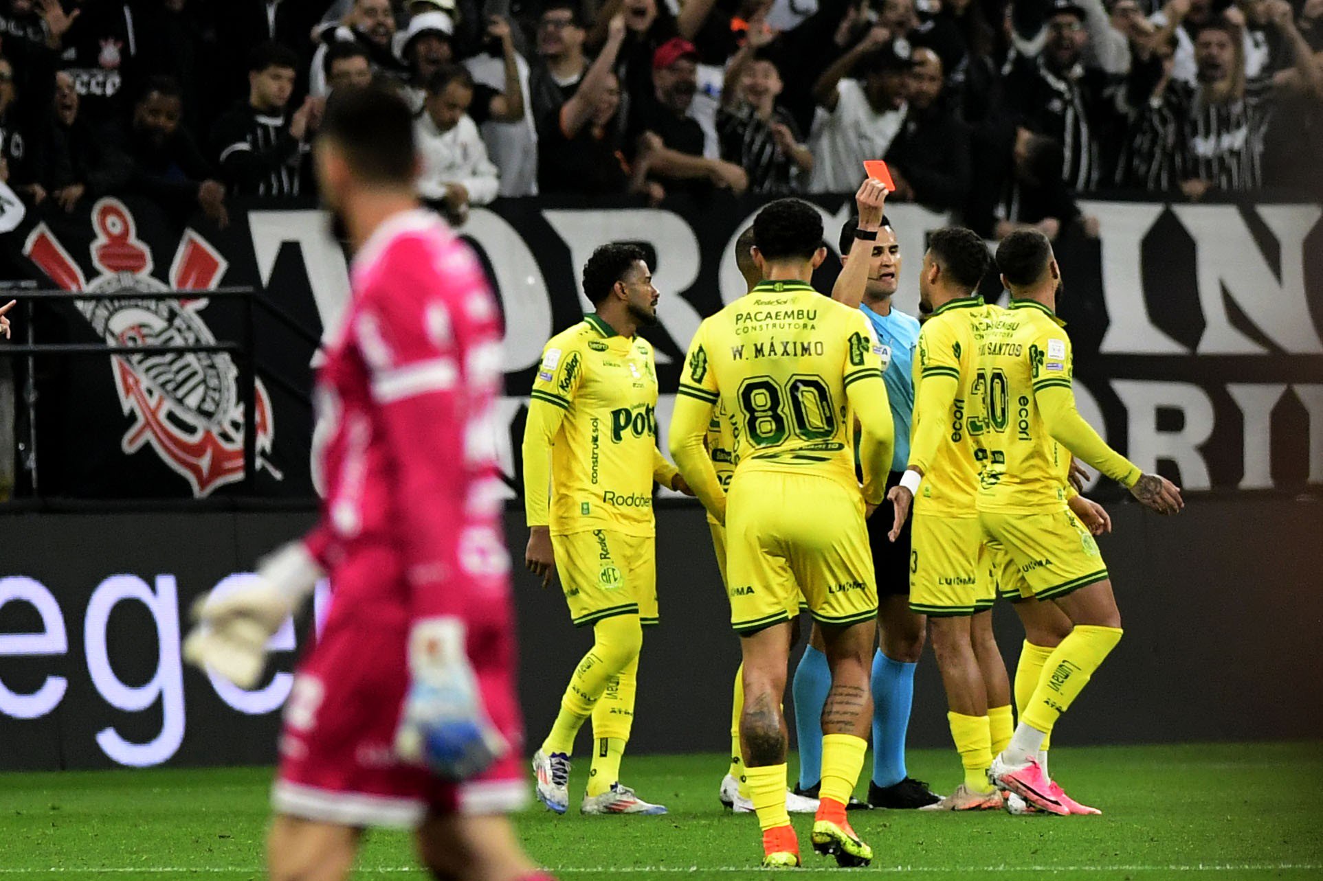 Corinthians vence Mirassol após expulsão controvérsia