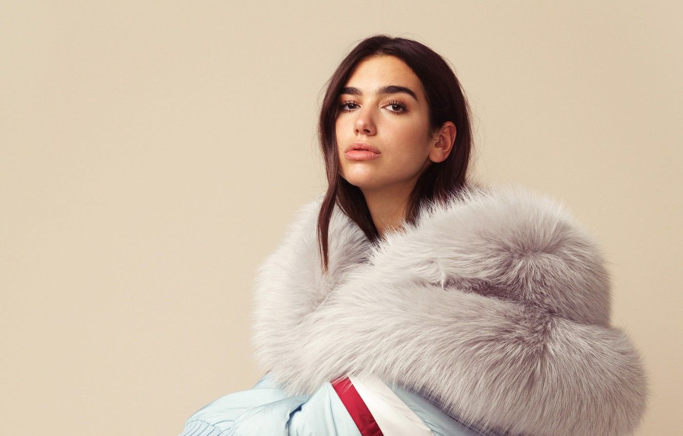 10 Fakta Karier Dua Lipa, dari Club Hostess Hingga Penyanyi Terkaya