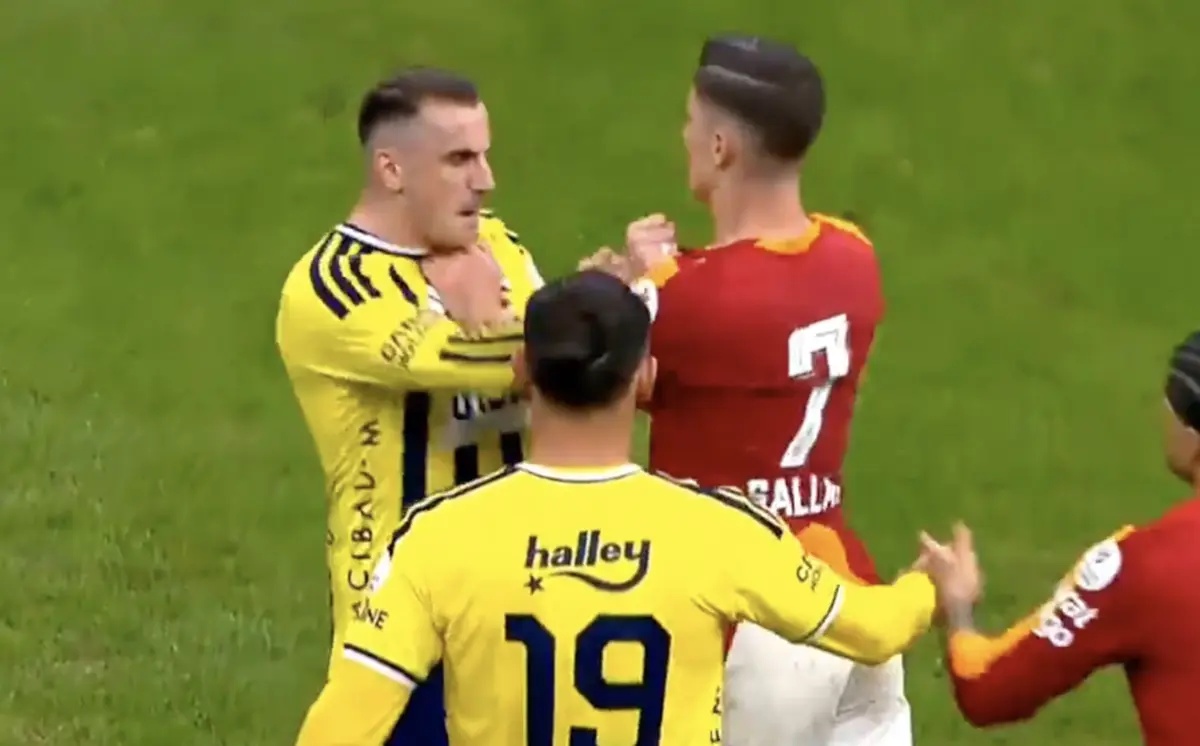 Imagem de contexto do artigo Dérbi de Istambul terminou em enorme confusão e com um ex-Benfica no centro da tensão