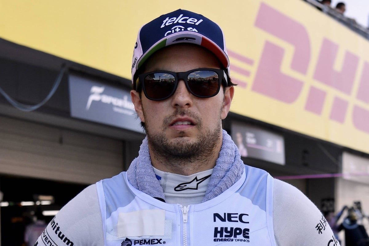 Force India's Sergio Perez stands in the Suzuka pits in 2018 — Photo: © IMAGO