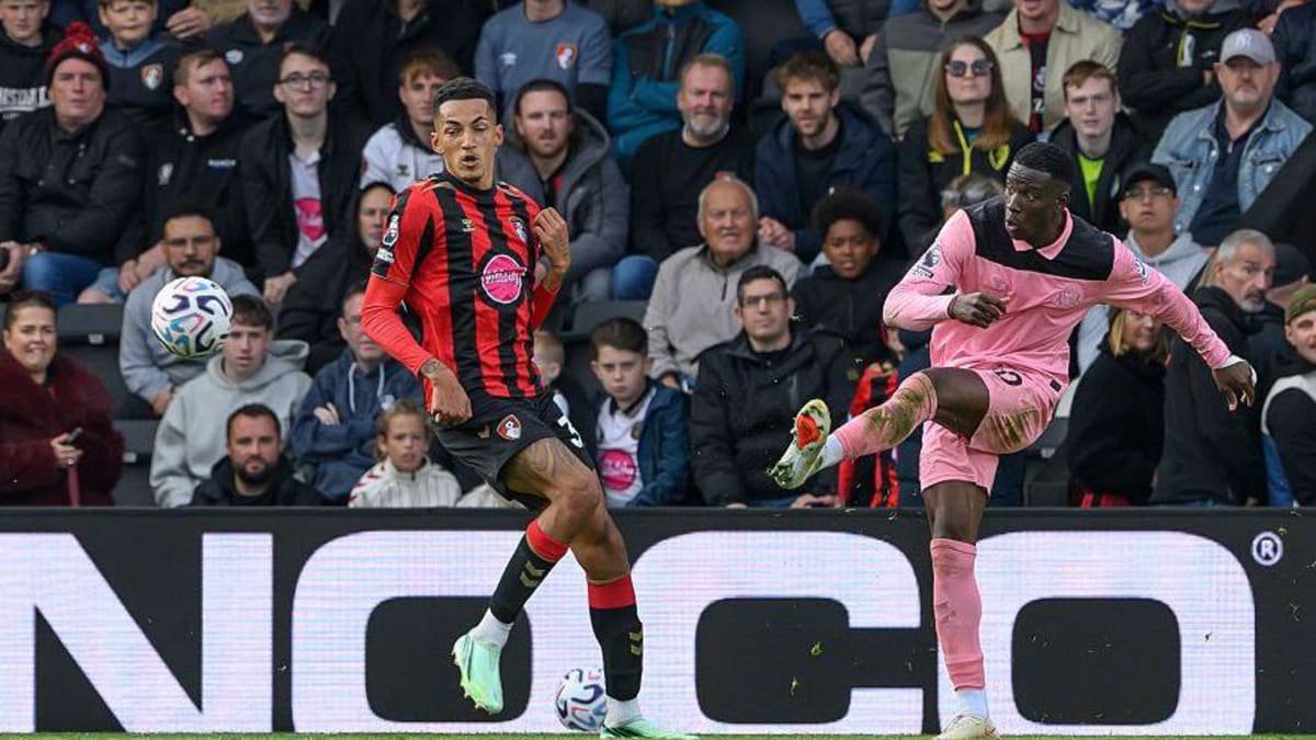 Sunderland's Nordi Mukiele (right) crosses the ball