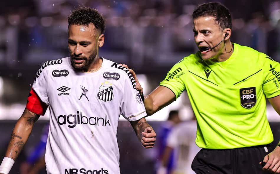 Neymar jogador do Santos reclama com a arbitragem durante partida contra o Bahia - (Foto: Fabio Giannelli/AGIF/Folhapress)