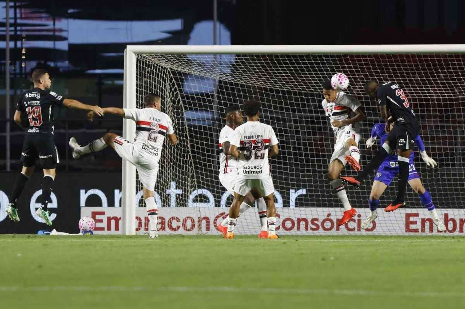 Robert Renan (de preto à direita) disputa a bola com Marcos Antônio num lance de perigo do ataque do Vasco.