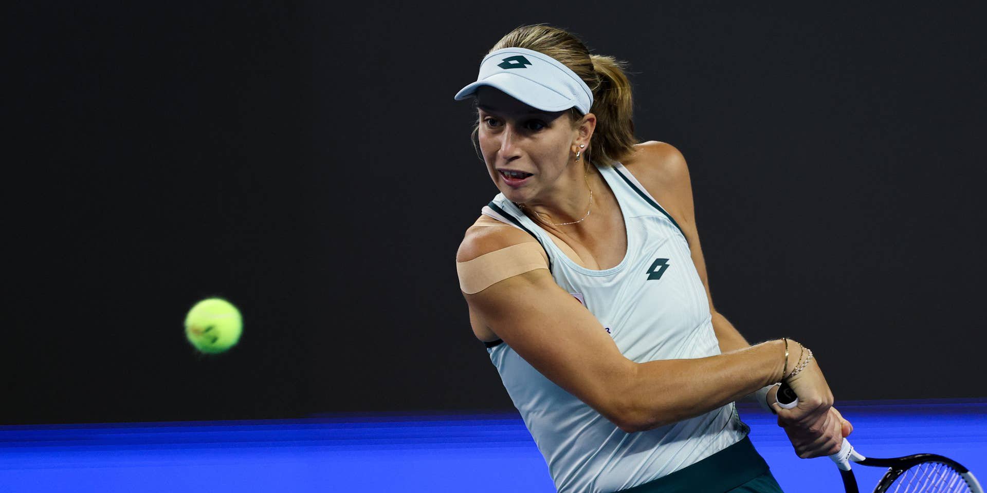 Tennisspielerin bereitet sich auf einen Rückhandschlag während eines Matches vor.