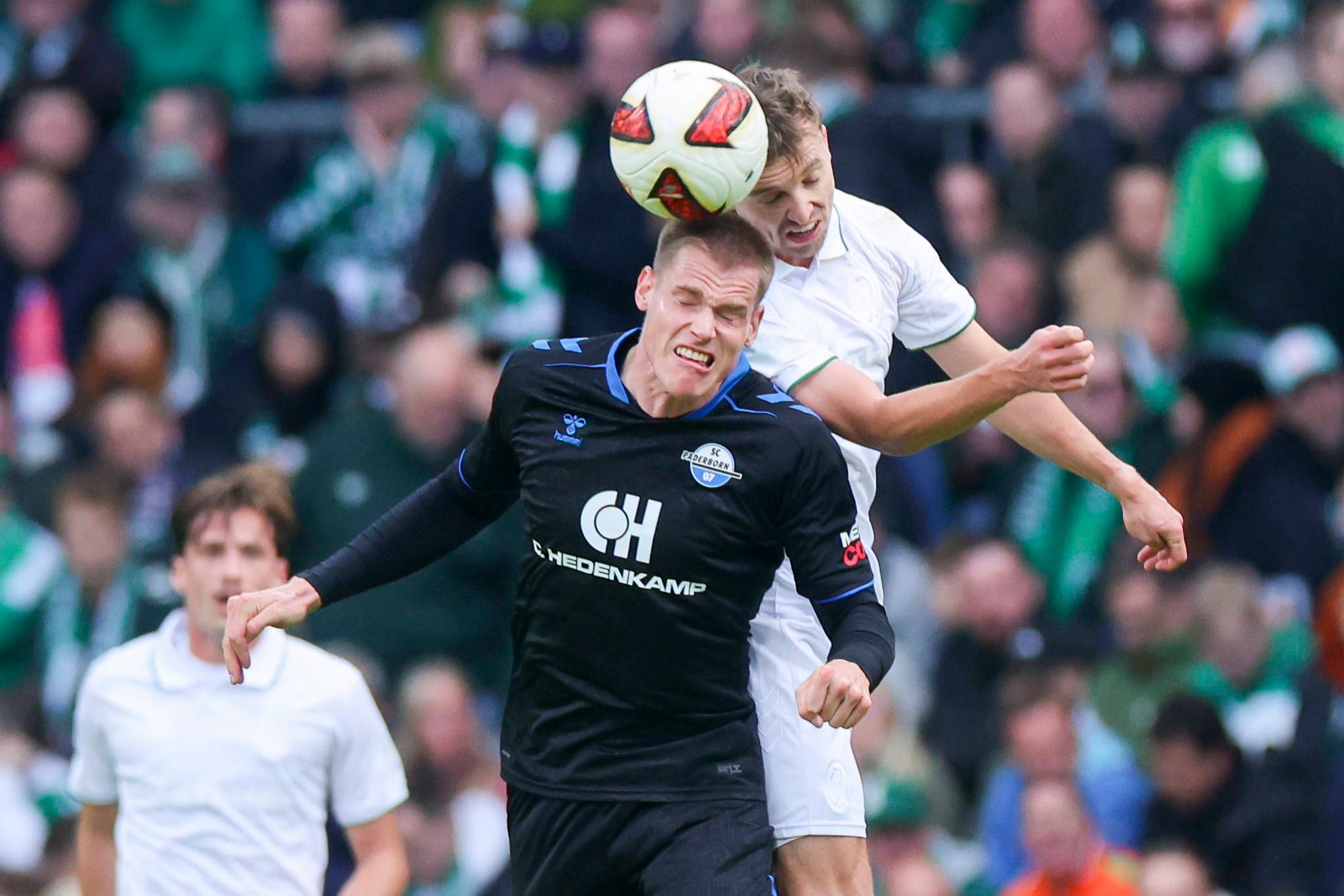 Luftkampf um den Ball: Steffen Tigges  und Youri Regeer.