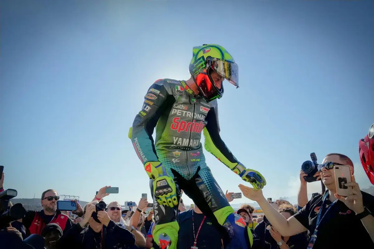 Casey Stoner révèle comment Valentino Rossi lui a appris à être plus égoïste en MotoGP.