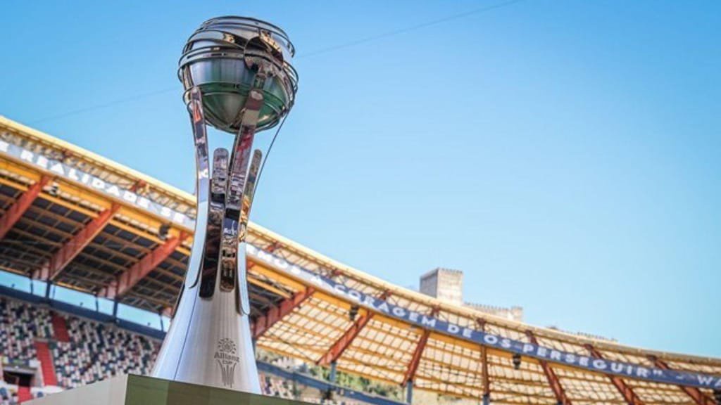 Troféu da Taça da Liga no Estádio Doutor Magalhães Pessoa (FOTO: site Liga Portugal)