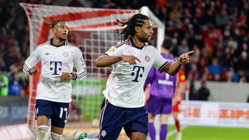 Bayern Münchens Serge Gnabry (v. r.) bejubelt seinen Treffer in Freiburg