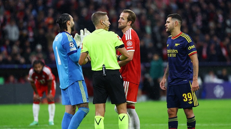 Arsenal and Bayern step outside their comfort zones in Champions League thriller. (REUTERS)