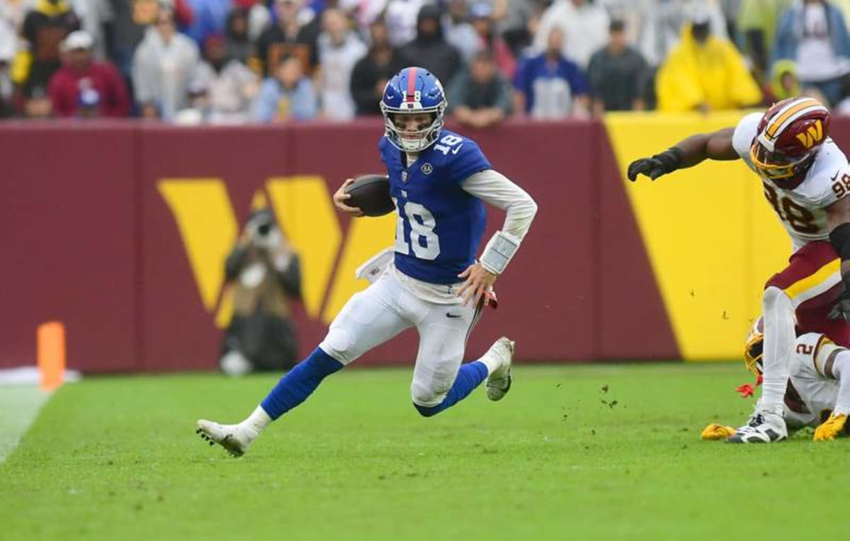 LANDOVER, MD – OCTOBER 11: Giants quarterback J.J. McCarthy 18 runs during the New York Giants versus Washington Commanders National Football League game at Northwest Stadium on October 11, 2026 in Landover, MD. Photo by Randy Litzinger/Icon Sportswire NFL, American Football Herren, USA OCT 11 Giants at Commanders EDITORIAL USE ONLY Icon9662610110772 ©IMAGO/Icon Sportswire