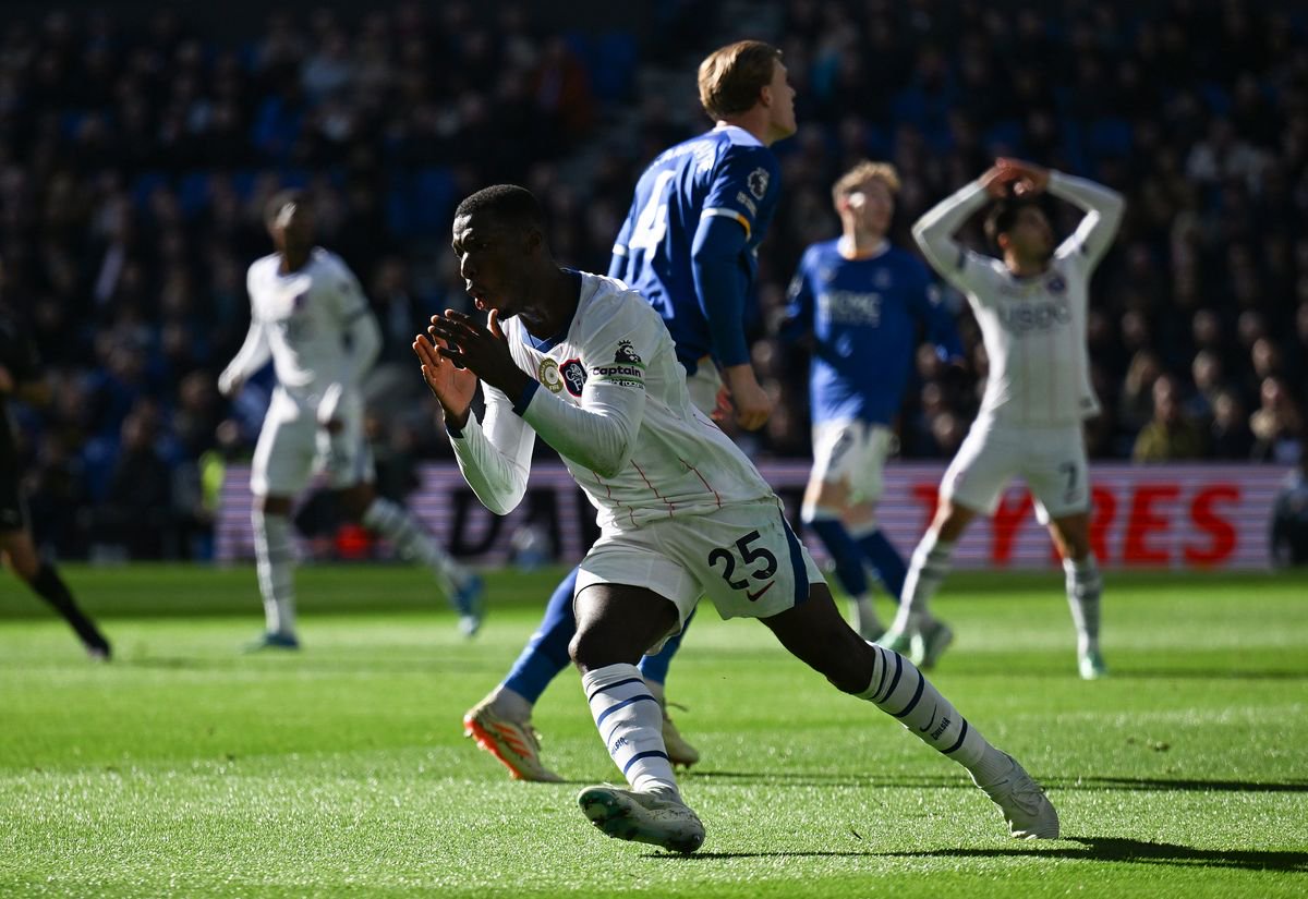 Moises Caicedo was so close to a stunning first-half strike