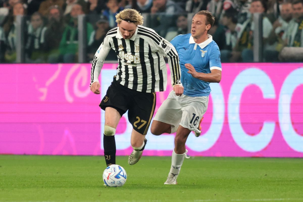 Nick Woltemade of Juventus takes on Davide Frattesi of SS Lazio