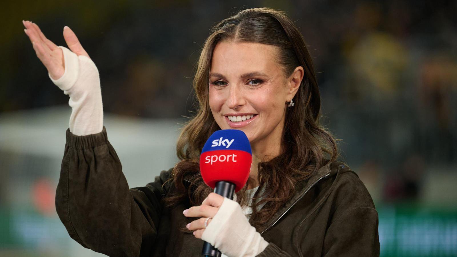 Laura Wontorra beim Spiel zwischen SG Dynamo Dresden und Hertha BSC