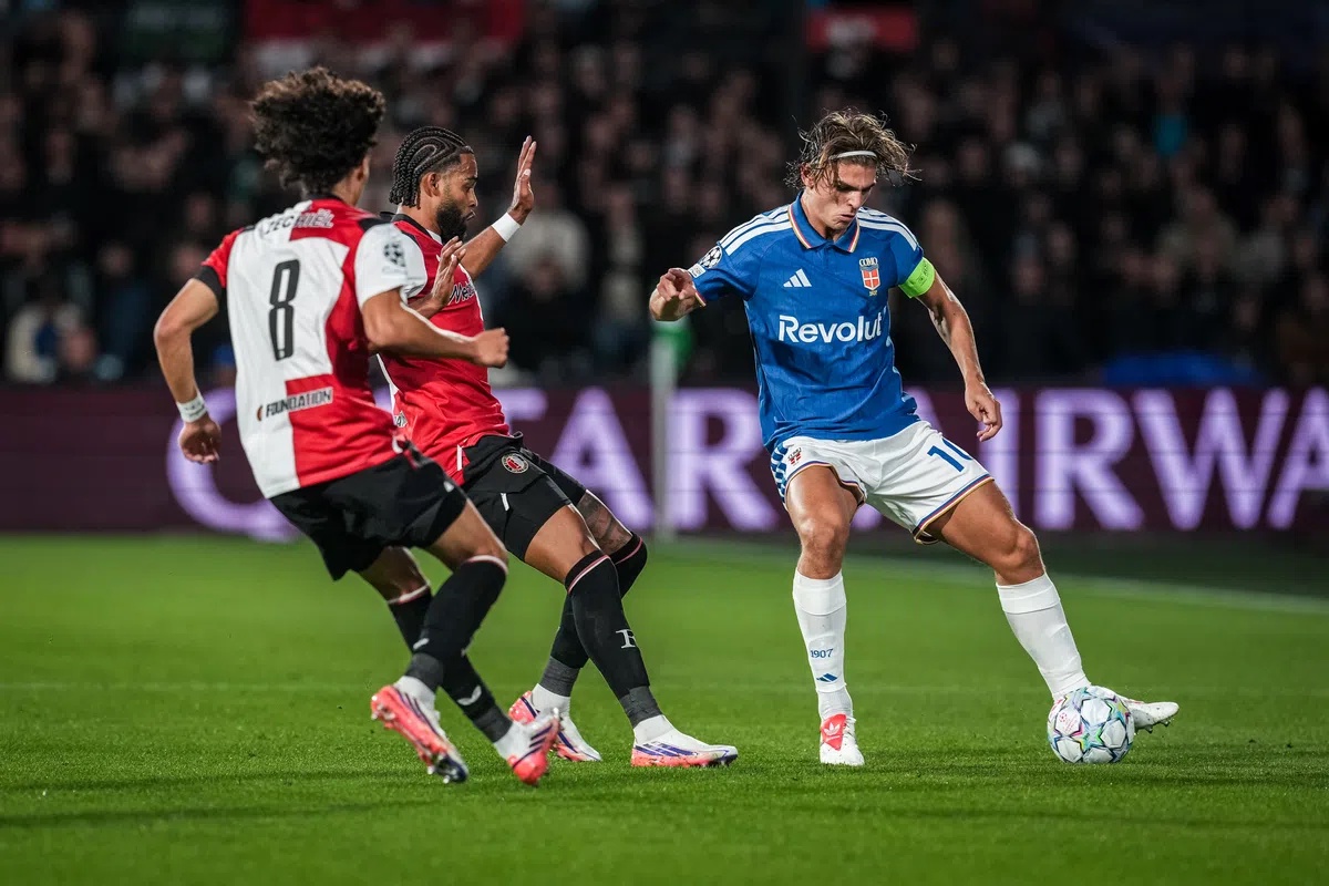Nico Paz Receives Father's 1996 Shirt After Feyenoord vs. Como Champions League Match
