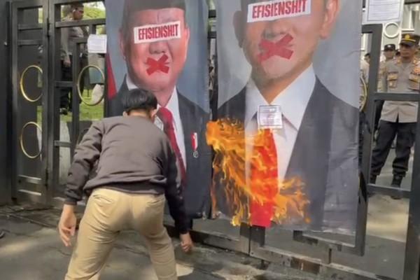 Mahasiswa Malang Bakar Gambar Prabowo-Gibran Bertuliskan Efisienshit