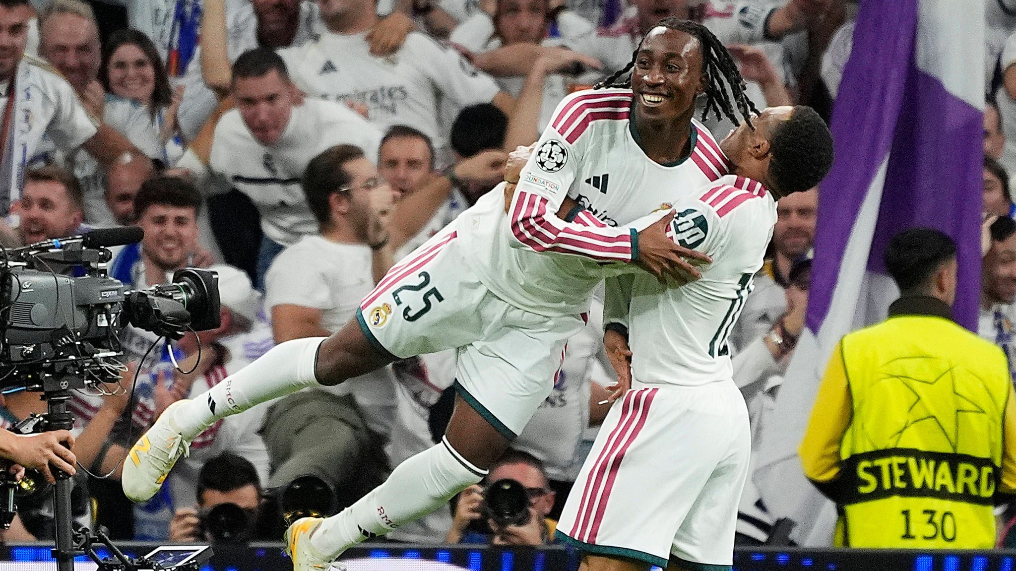 Völlig losgelöst: Yan Diomande springt Kylian Mbappé in die Arme.