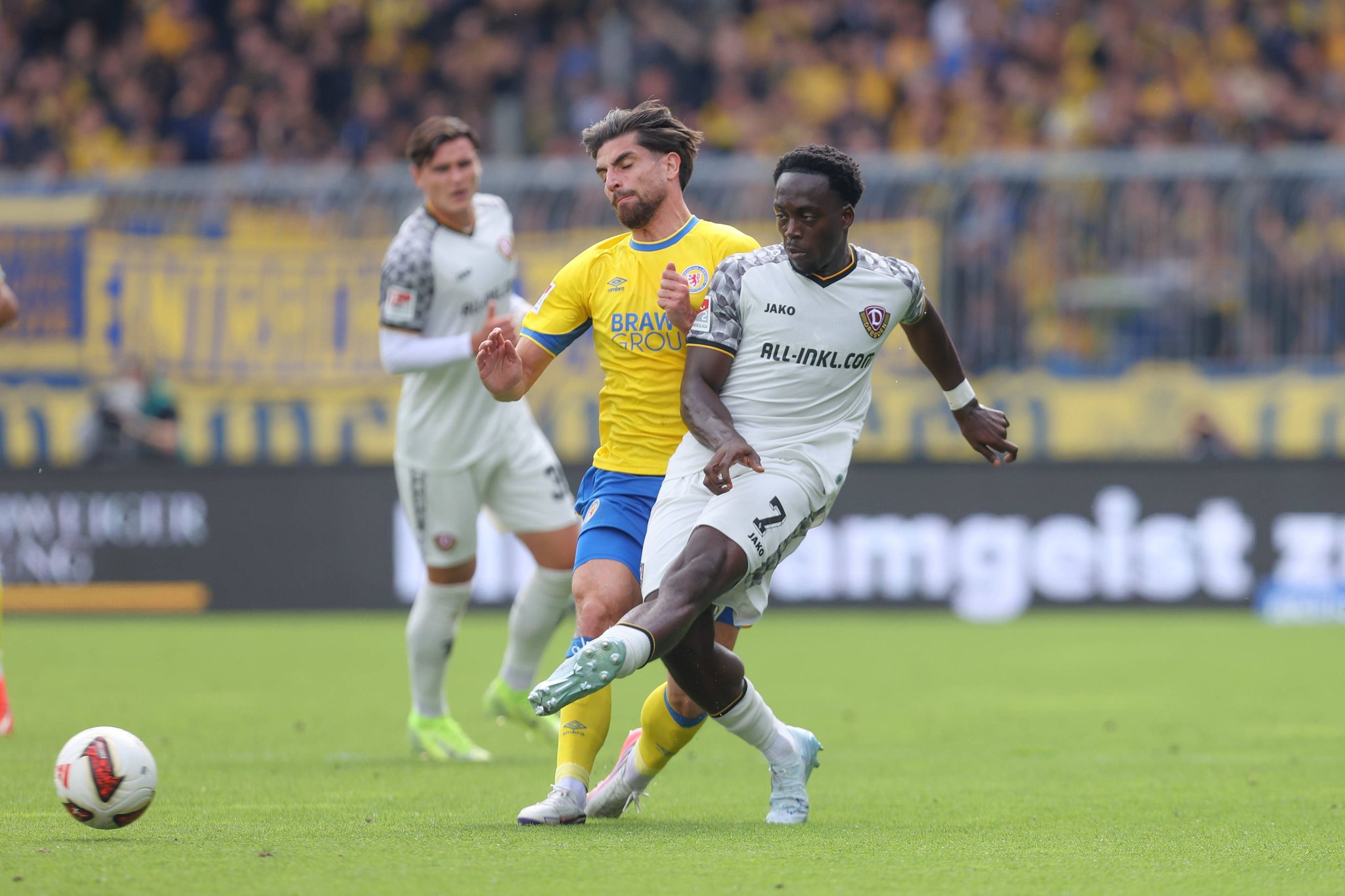 Kennedy Okpala (rechts, im Duell mit dem Braunschweiger Linksverteidiger Fabio Di Michele Sánchez) stand zuletzt nicht im Kader von Dynamo Dresden.