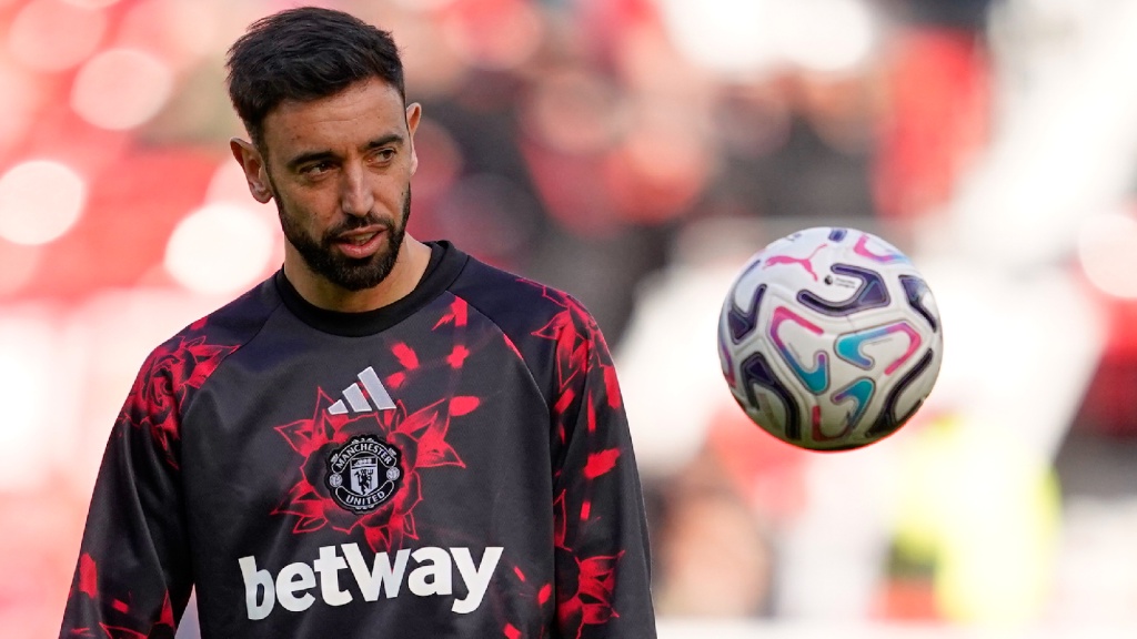 Manchester United's Bruno Fernandes warmns up ahead of the start of the English Premier League soccer match between Manchester United and Bournemouth in Manchester, England, Sunday, Oct. 25, 2026. (AP Photo/Dave Thompson)