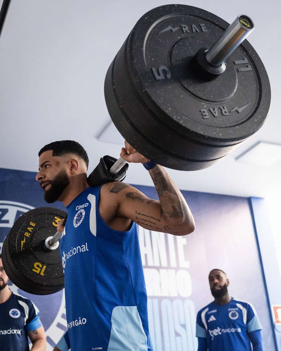 João Marcelo, atleta do Cruzeiro, treina com barra de peso na Toca 2.