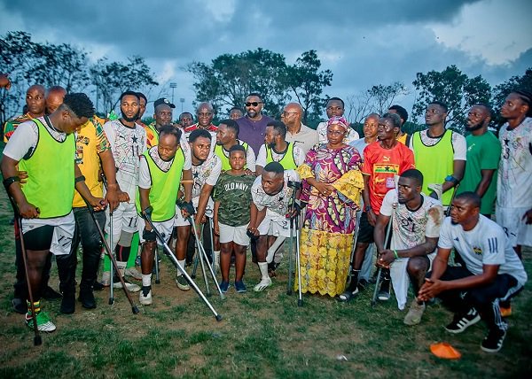 Players officials of the Black Challenge with the Minister and his deputy