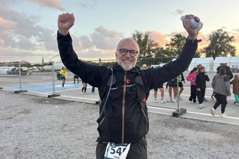Cinq ans après son infarctus, Arnaud lève les bras à l'arrivée du marathon de Lille !