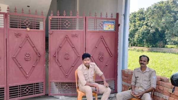 ग्रामीणों ने घर पर दिया सूचना